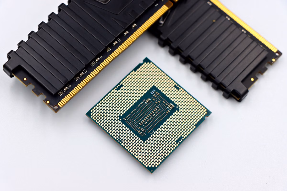 AI 编程时代 Mac 选 16GB 还是 32GB?Xcode 27、Simulator、Claude Code 和本地 AI 同时运行会差多少?